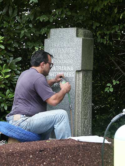 Entstehung einer Nachschrift direkt vor Ort auf dem Friedhof.