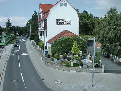 Hauptsitz von Hinze Naturstein in Hannover-Anderten mit Firmenschild an der Fassade