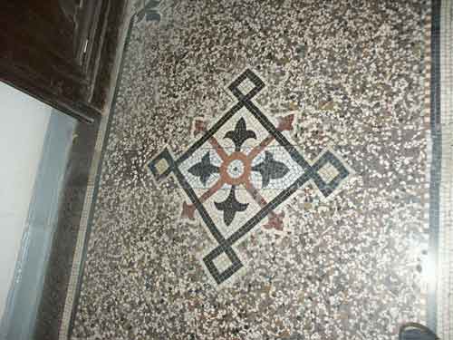 Der gesamte Bodenbelag einschließlich des instand gesetzten Mosaikes ist neu geschliffen und kann nun wieder viele Jahre schadlos überdauern.