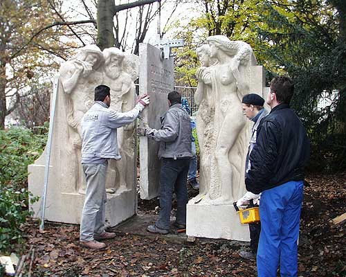Team bei der Montage der Mittelplatte des im Krieg beschädigten Julius-Trip-Denkmals im Maschpark am Neuen Rathaus Hannover.