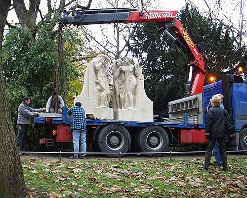 Team beim vorsichtigen Verladen des im Krieg beschädigten Julius-Trip-Denkmals nach der Restaurierung. Es wurde wieder im Maschpark am Neuen Rathaus Hannover aufgestellt.