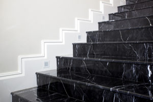 Treppe aus schwarzem polierten Marmor.