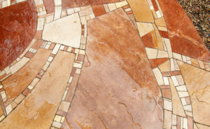 Natursteinmosaik in rot-beige als Terrassenfußboden