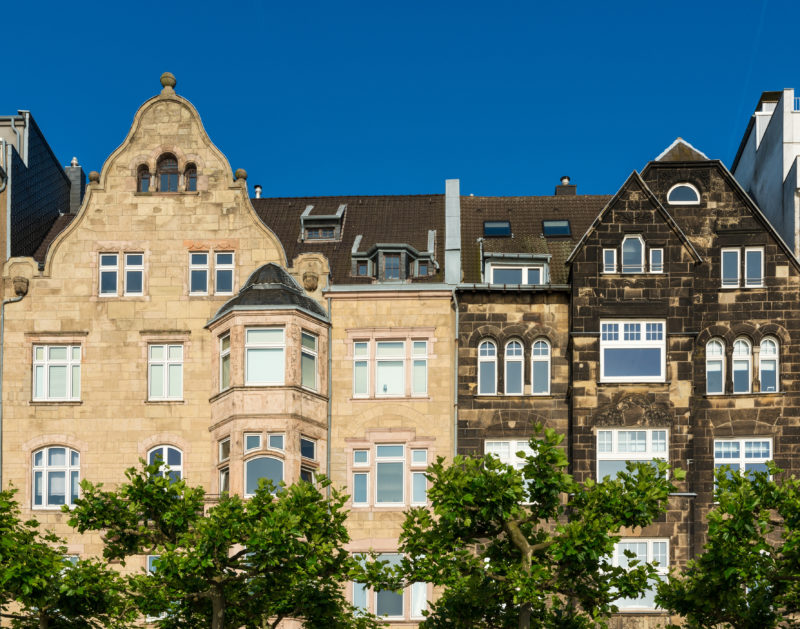 Neben dem Neubau von Fassaden aller Art sanieren auch alte. Hier der Vergleich eines restaurierten Hauses neben einer verschwärzten Sandsteinfassade.