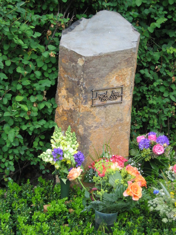 Grabmal aus einer Basaltsäule mit Bronzeschrifttafel