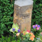 Grabmal aus einer Basaltsäule mit Bronzeschrifttafel