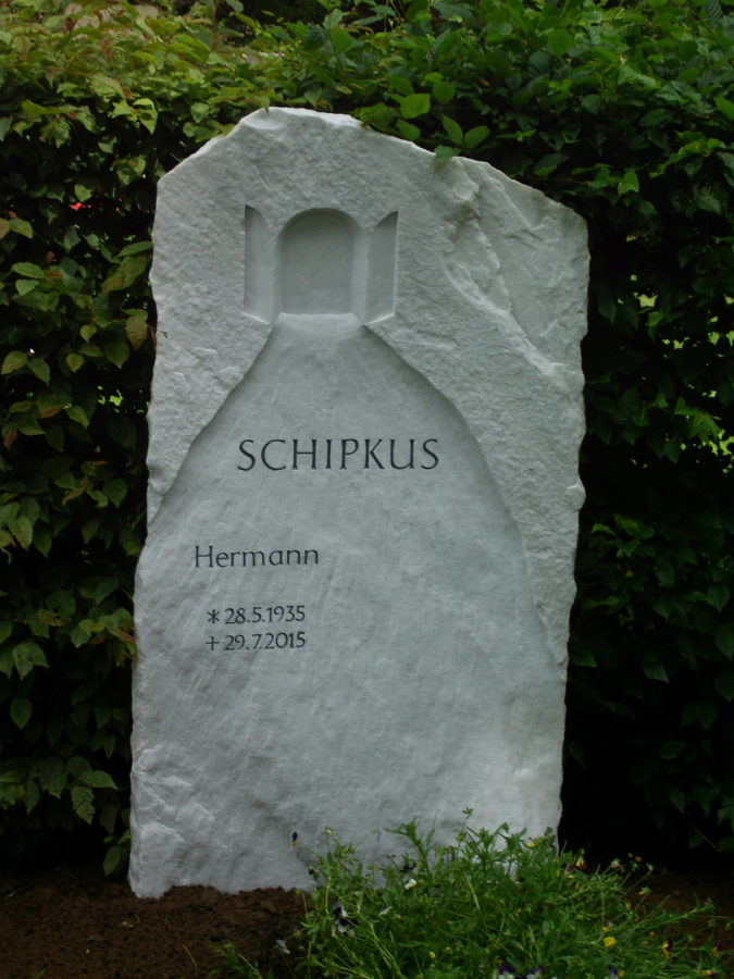 Grob gearbeiteter Marmorfelsen mit Relief eines Marmortores