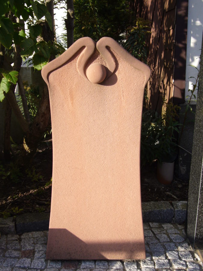 Grabmal aus rotem Sandstein in Jugendstil-Form