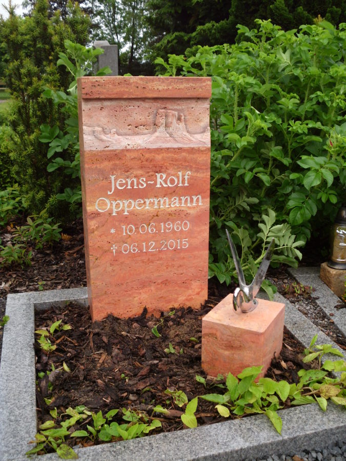 Relief des Monument Valley nach Kundenwunsch in lebhaftem roten persischen Travertin. Dazu eine persönliche Skulptur auf passendem Sockel.
