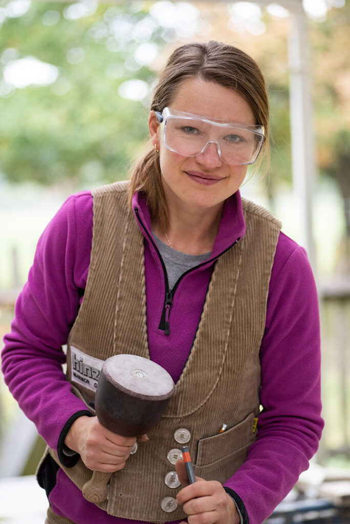 Steinmetz bei der Arbeit