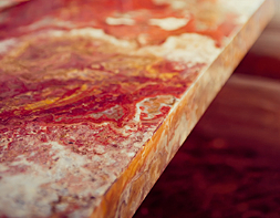 Seltene Arbeitsplatte aus rotem Marmor.