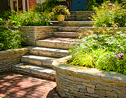 Naturstein-Landschaftsgestaltung im heimischen Garten mit Treppe