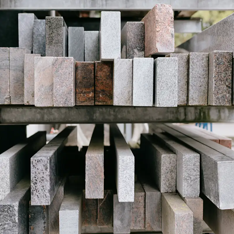 Auswahl an Natursteinplatten im Steinmetzbetrieb