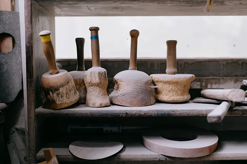 Traditionelle Steinmetzwerkzeuge zur manuellen Bearbeitung von Naturstein