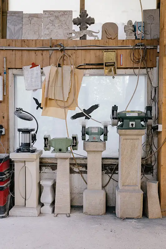 Steinmetzwerkzeuge für die Bearbeitung von Naturstein in der Werkstatt