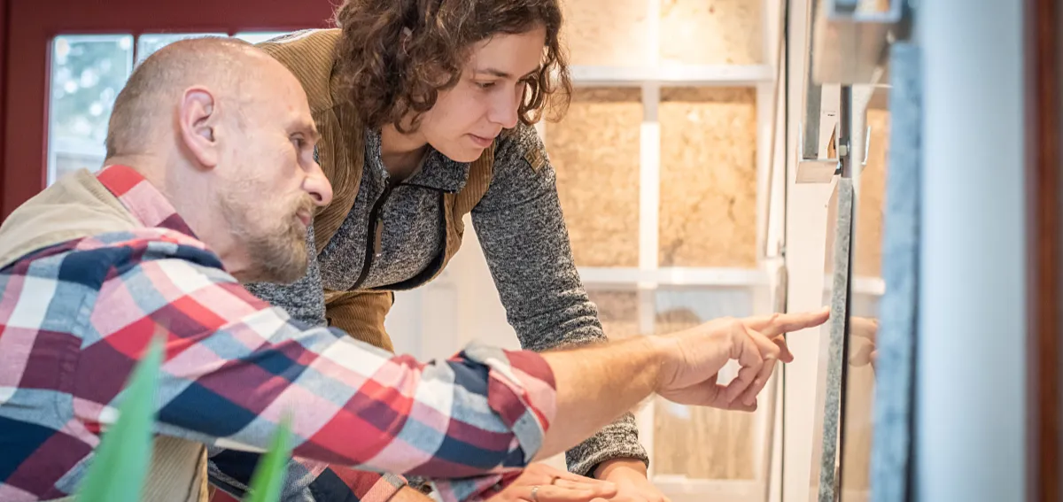 Familienbetrieb bei der Auswahl von Natursteinplatten in der Werkstatt
